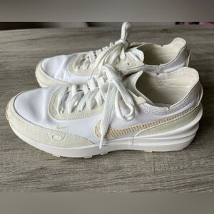 Nike Women’s Waffle One ESS Leather Textile summit White Fossil Trainers